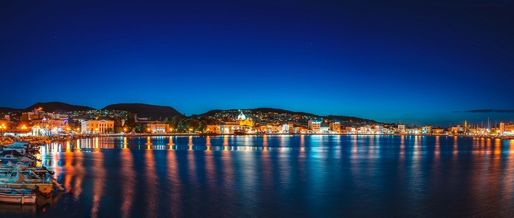 Isla de Lesbos en el archipiélago de las Islas Egeas del Norte. Vista nocturna de Mitlene, en la isla de Lesbos en el archipiélago de las Islas Egeas del Norte.