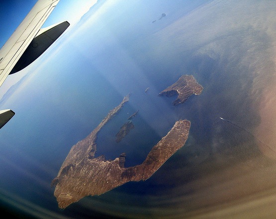 Santorini desde el cielo. Se observa claramente la caldera inundada del volcán.