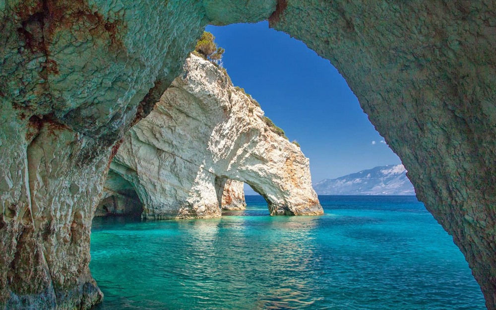 Las impresionantes formaciones de Blue Caves contrastan con los hipnotizantes colores turquesa del mar
