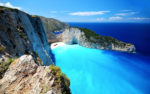 Playa Navagio custodiada por los enormes acantilados de piedra caliza