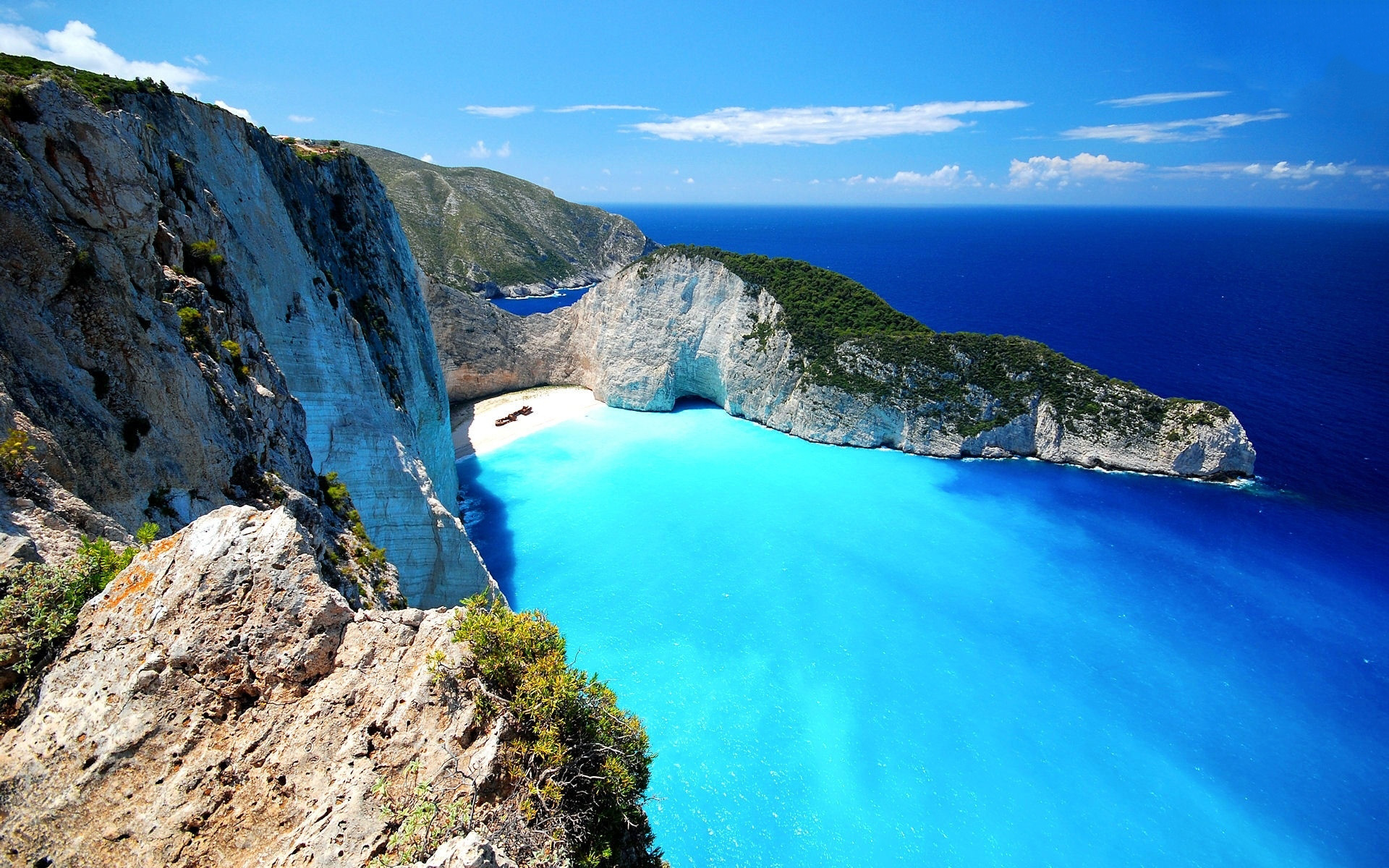 PLaya Navagio custodiado por los enormes acantilados de piedra caliza